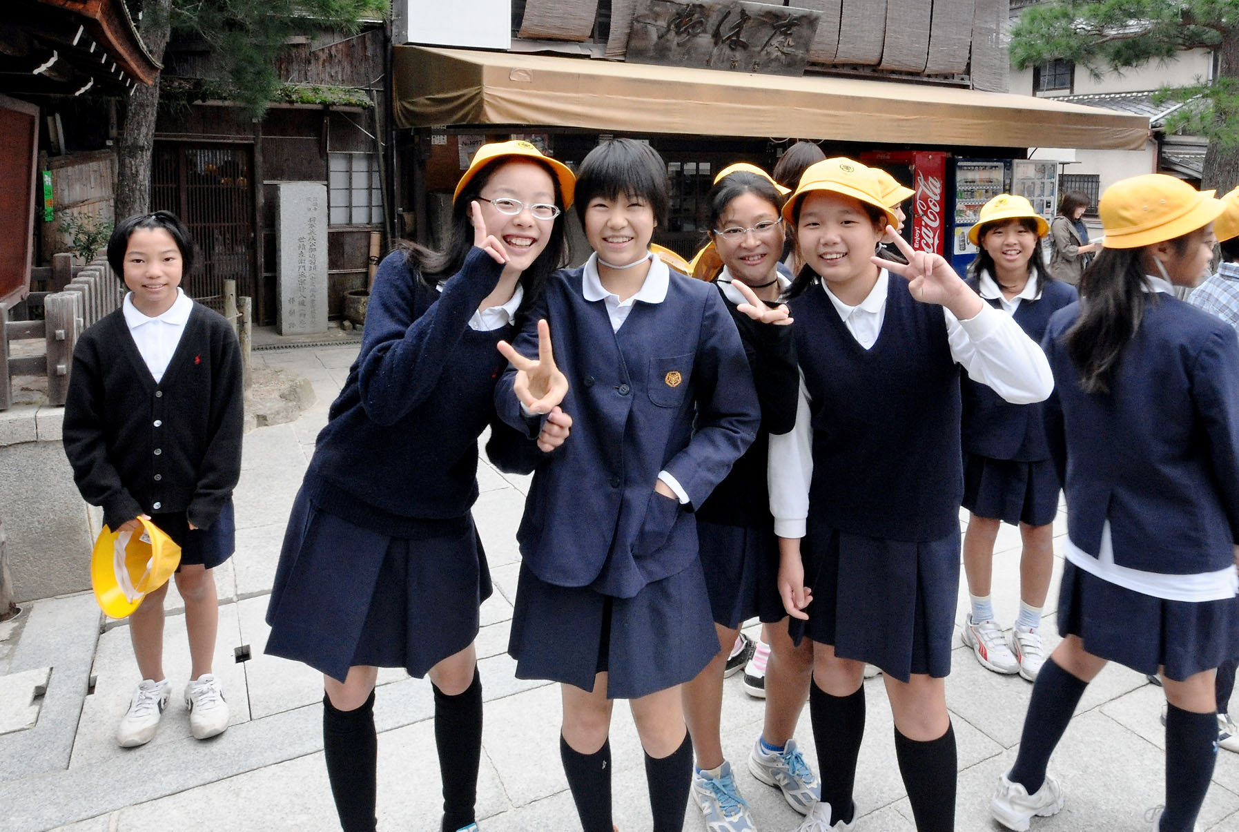 Japanese school 18. Школьная форма в Японии. Японские школьники. Школьная форма старшеклассниц в Японии.